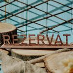 Casa si Gradina - Decoratiuni - Decoratiuni petrecere - Accesorii pentru petrecere - Semn de Masa cu textul Rezervat din lemn HH970 Personalizat 29x6 cm - Infinity.ro