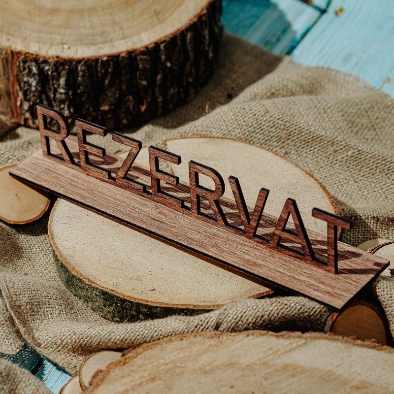 Casa si Gradina - Decoratiuni - Decoratiuni petrecere - Accesorii pentru petrecere - Semn de Masa cu textul Rezervat din lemn HH970 Personalizat 29x6 cm - Infinity.ro