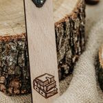 Carti si Birotica - Carti - Accesorii pentru cititori - Semn de Carte din lemn HH940 Personalizat cu Catarama de Piele 3x12.3 cm - Infinity.ro
