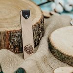 Carti si Birotica - Carti - Accesorii pentru cititori - Semn de Carte din lemn HH940 Personalizat cu Catarama de Piele 3x12.3 cm - Infinity.ro