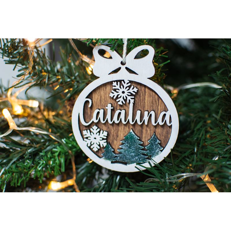 Casa si Gradina - Decoratiuni - Decoratiuni de sezon - Glob de Craciun cu Nume Personalizat HH907 din Lemn Model Brad si Fulg de Nea - Infinity.ro