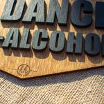 Casa si Gradina - Decoratiuni - Decoratiuni petrecere - Accesorii pentru petrecere - Decor Personalizat din lemn HH627 Petrecere catre Ringul de Dans - Alb, 36 L x 37 H (cm) - Infinity.ro