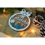 Casa si Gradina - Decoratiuni - Decoratiuni de sezon - Glob de Craciun cu Nume Personalizat HH907 din Lemn Model Brad si Fulg de Nea - Infinity.ro