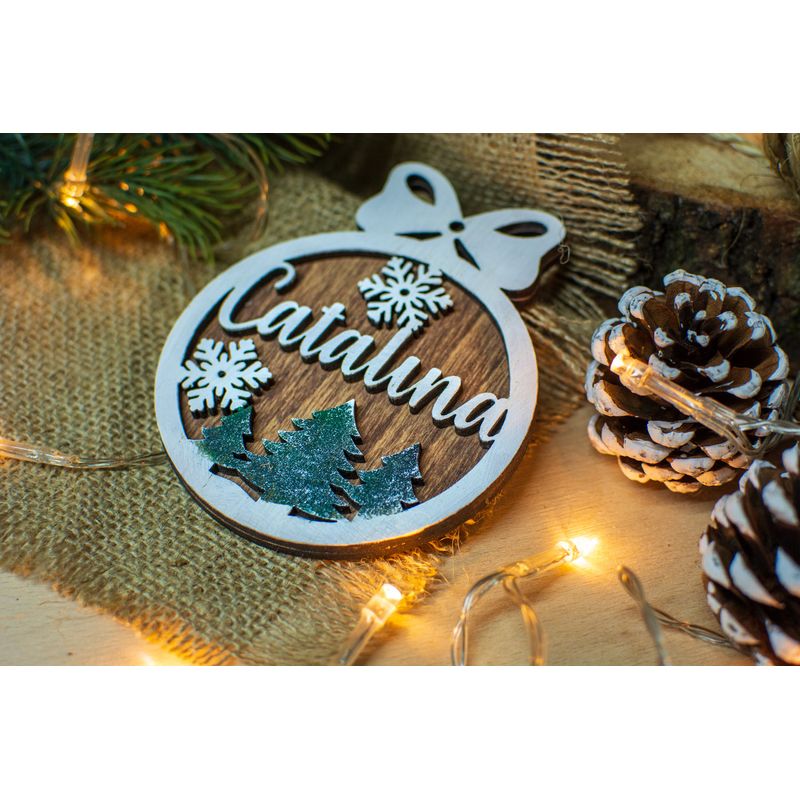 Casa si Gradina - Decoratiuni - Decoratiuni de sezon - Glob de Craciun cu Nume Personalizat HH907 din Lemn Model Brad si Fulg de Nea - Infinity.ro