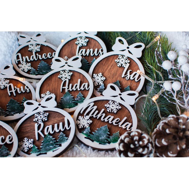 Casa si Gradina - Decoratiuni - Decoratiuni de sezon - Glob de Craciun cu Nume Personalizat HH907 din Lemn Model Brad si Fulg de Nea - Infinity.ro