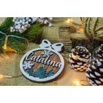 Casa si Gradina - Decoratiuni - Decoratiuni de sezon - Glob de Craciun cu Nume Personalizat HH907 din Lemn Model Brad si Fulg de Nea - Infinity.ro