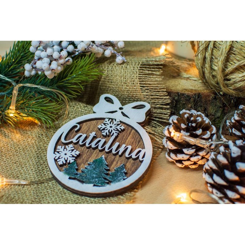 Casa si Gradina - Decoratiuni - Decoratiuni de sezon - Glob de Craciun cu Nume Personalizat HH907 din Lemn Model Brad si Fulg de Nea - Infinity.ro