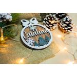 Casa si Gradina - Decoratiuni - Decoratiuni de sezon - Glob de Craciun cu Nume Personalizat HH907 din Lemn Model Brad si Fulg de Nea - Infinity.ro