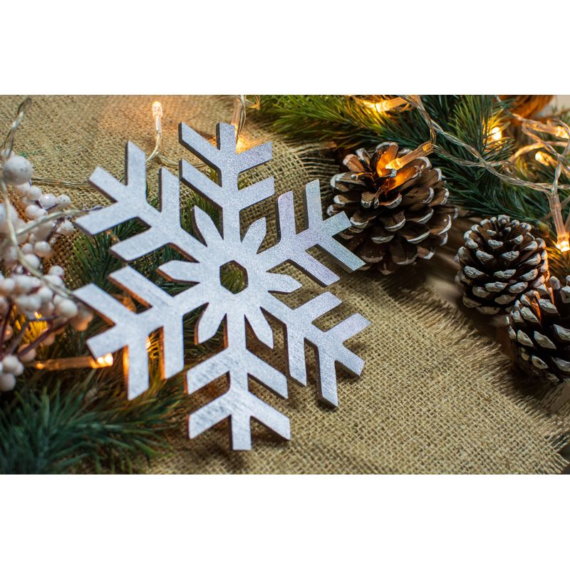 Casa si Gradina - Decoratiuni - Decoratiuni de sezon - Set 6 decoruri de Craciun HH921 din Lemn Model Fulg de nea - Colorate aleator - Infinity.ro