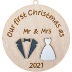 Casa si Gradina - Decoratiuni - Decoratiuni de sezon - Glob de Craciun Personalizat Cuplu Familie HH910 din Lemn Model Primul Craciun ca sot si sotie Mrs Mr - Infinity.ro
