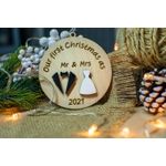 Casa si Gradina - Decoratiuni - Decoratiuni de sezon - Glob de Craciun Personalizat Cuplu Familie HH910 din Lemn Model Primul Craciun ca sot si sotie Mrs Mr - Infinity.ro