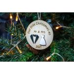Casa si Gradina - Decoratiuni - Decoratiuni de sezon - Glob de Craciun Personalizat Cuplu Familie HH910 din Lemn Model Primul Craciun ca sot si sotie Mrs Mr - Infinity.ro