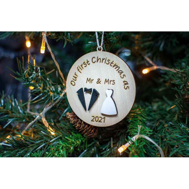 Casa si Gradina - Decoratiuni - Decoratiuni de sezon - Glob de Craciun Personalizat Cuplu Familie HH910 din Lemn Model Primul Craciun ca sot si sotie Mrs Mr - Infinity.ro