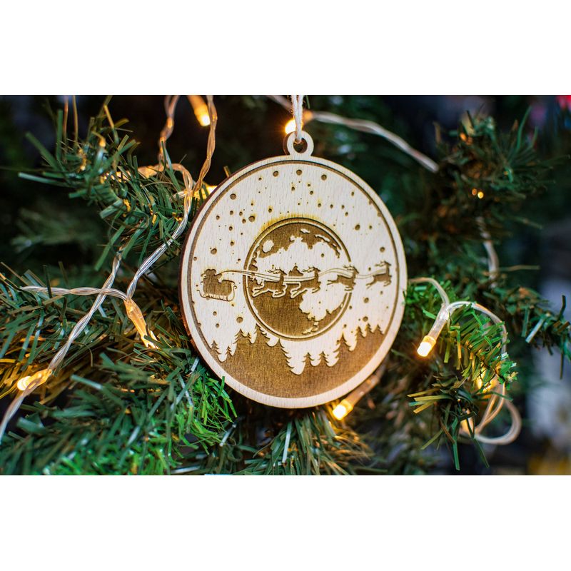 Casa si Gradina - Decoratiuni - Decoratiuni de sezon - Glob de Craciun HH911 din Lemn Model Sania lui Mos Craciun - Infinity.ro