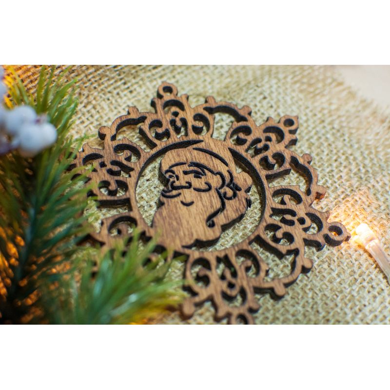 Casa si Gradina - Decoratiuni - Decoratiuni de sezon - Glob de Craciun HH914 din Lemn Model Mos Craciun - Infinity.ro