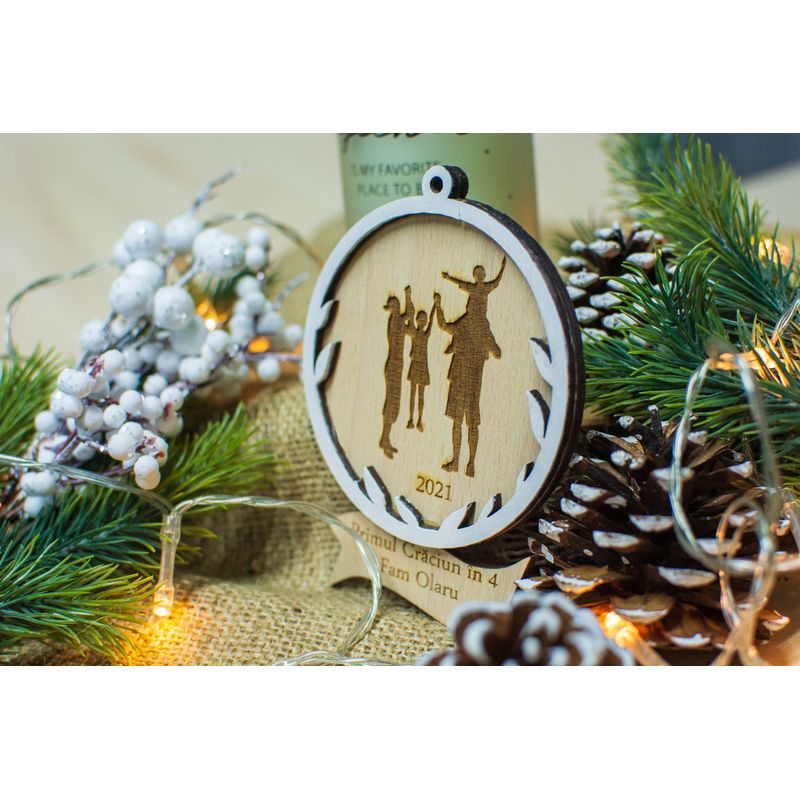 Casa si Gradina - Decoratiuni - Decoratiuni de sezon - Glob de Craciun Personalizat Familie HH896 din Lemn Model Primul Craciun in 4 - Infinity.ro