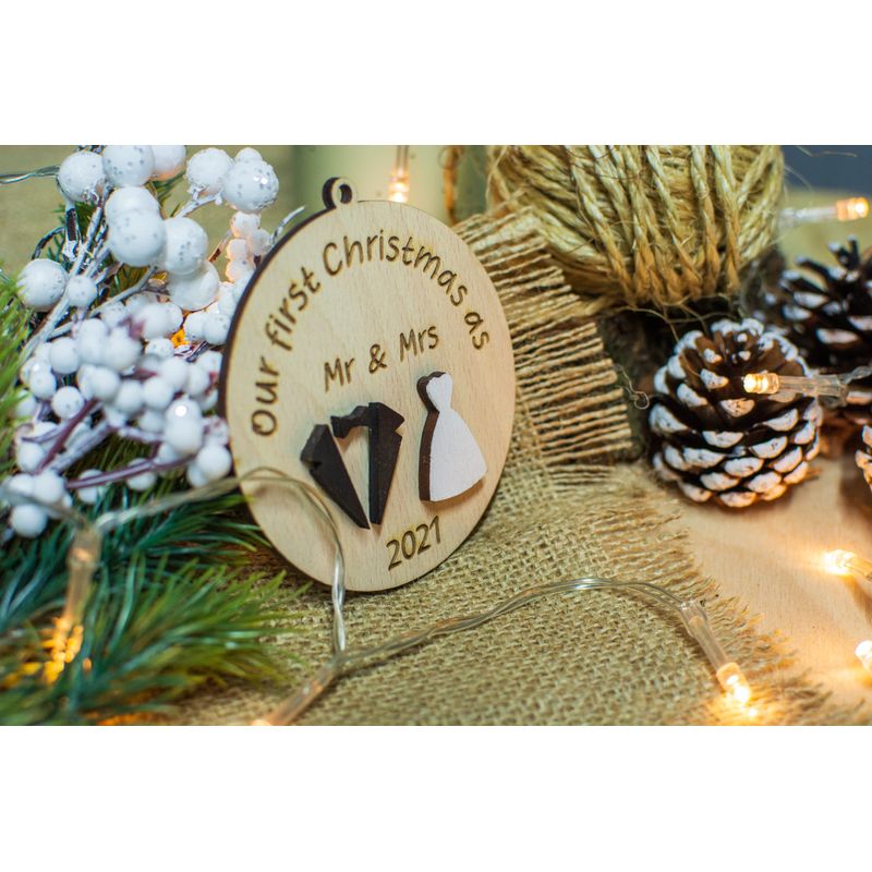 Casa si Gradina - Decoratiuni - Decoratiuni de sezon - Glob de Craciun Personalizat Cuplu Familie HH910 din Lemn Model Primul Craciun ca sot si sotie Mrs Mr - Infinity.ro