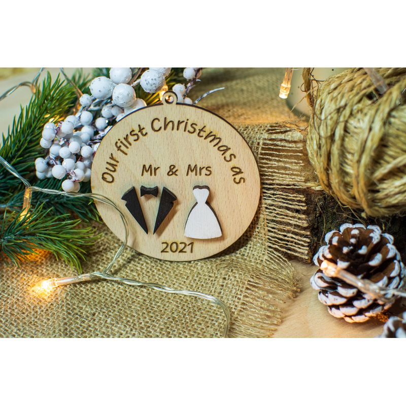 Casa si Gradina - Decoratiuni - Decoratiuni de sezon - Glob de Craciun Personalizat Cuplu Familie HH910 din Lemn Model Primul Craciun ca sot si sotie Mrs Mr - Infinity.ro