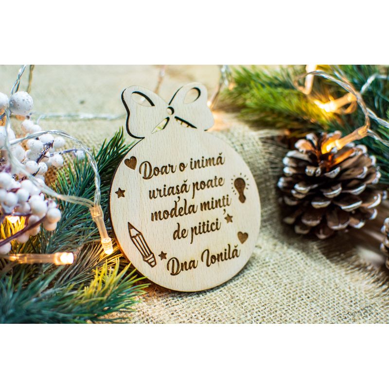 Casa si Gradina - Decoratiuni - Decoratiuni de sezon - Glob de Craciun Personalizat HH922 din Lemn Model Profesor Educator - Infinity.ro