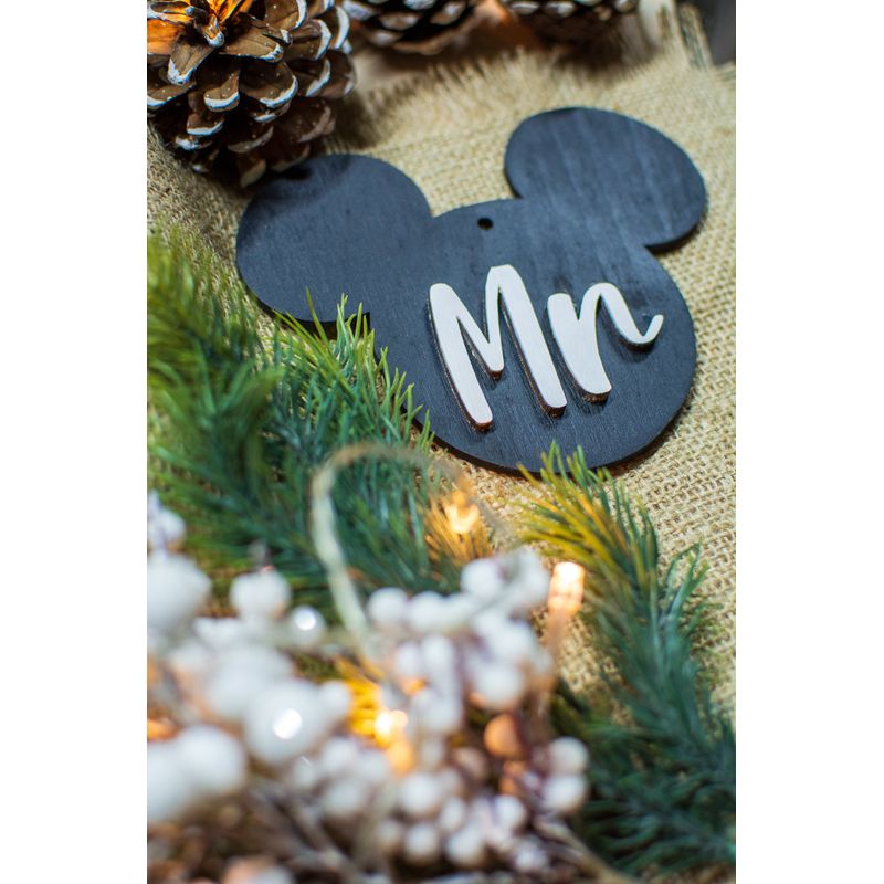 Casa si Gradina - Decoratiuni - Decoratiuni de sezon - Set 2 Globuri de Craciun Personalizat Cuplu Familie HH890 din Lemn Model Mickey si Minnie Mrs si Mr - Infinity.ro