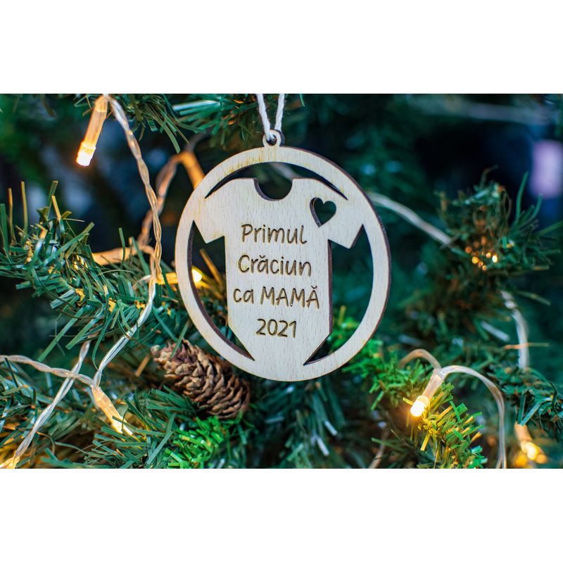 Casa si Gradina - Decoratiuni - Decoratiuni de sezon - Glob de Craciun HH903 din Lemn Model Primul Craciun ca mama - Infinity.ro