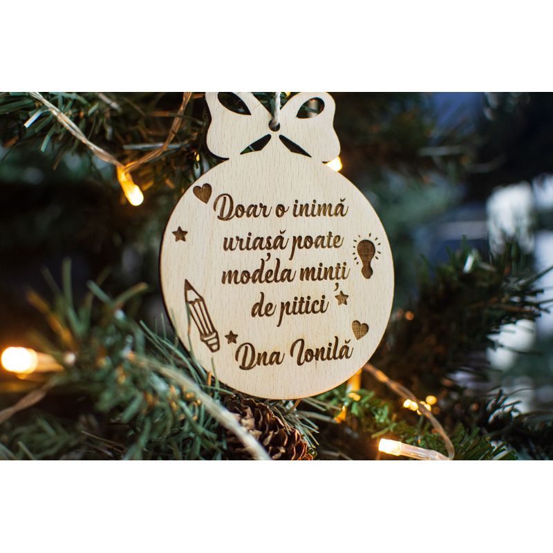 Casa si Gradina - Decoratiuni - Decoratiuni de sezon - Glob de Craciun Personalizat HH922 din Lemn Model Profesor Educator - Infinity.ro