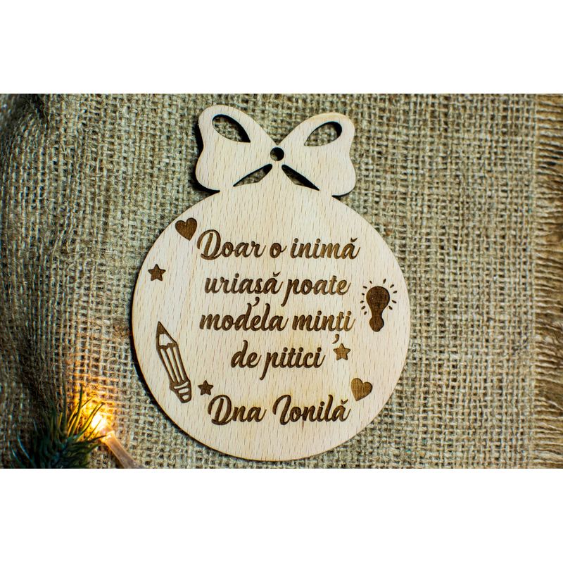 Casa si Gradina - Decoratiuni - Decoratiuni de sezon - Glob de Craciun Personalizat HH922 din Lemn Model Profesor Educator - Infinity.ro