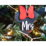 Casa si Gradina - Decoratiuni - Decoratiuni de sezon - Set 2 Globuri de Craciun Personalizat Cuplu Familie HH890 din Lemn Model Mickey si Minnie Mrs si Mr - Infinity.ro