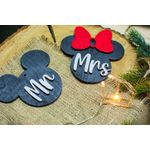 Casa si Gradina - Decoratiuni - Decoratiuni de sezon - Set 2 Globuri de Craciun Personalizat Cuplu Familie HH890 din Lemn Model Mickey si Minnie Mrs si Mr - Infinity.ro