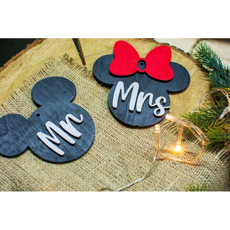 Casa si Gradina - Decoratiuni - Decoratiuni de sezon - Set 2 Globuri de Craciun Personalizat Cuplu Familie HH890 din Lemn Model Mickey si Minnie Mrs si Mr - Infinity.ro