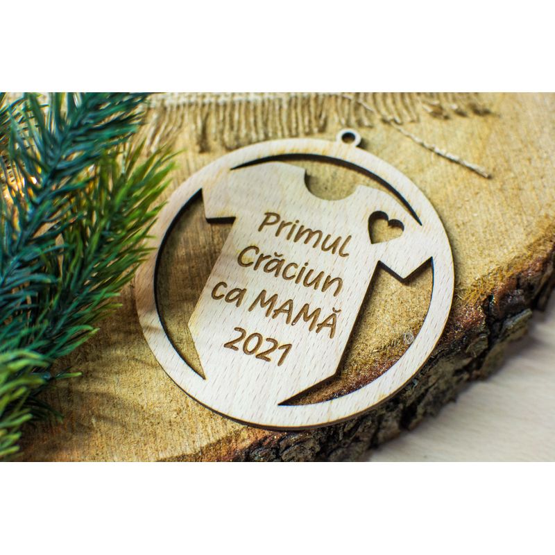 Casa si Gradina - Decoratiuni - Decoratiuni de sezon - Glob de Craciun HH903 din Lemn Model Primul Craciun ca mama - Infinity.ro