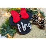 Casa si Gradina - Decoratiuni - Decoratiuni de sezon - Set 2 Globuri de Craciun Personalizat Cuplu Familie HH890 din Lemn Model Mickey si Minnie Mrs si Mr - Infinity.ro