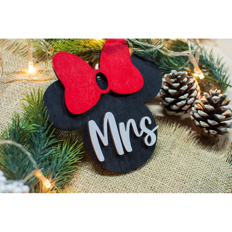 Casa si Gradina - Decoratiuni - Decoratiuni de sezon - Set 2 Globuri de Craciun Personalizat Cuplu Familie HH890 din Lemn Model Mickey si Minnie Mrs si Mr - Infinity.ro