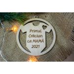 Casa si Gradina - Decoratiuni - Decoratiuni de sezon - Glob de Craciun HH903 din Lemn Model Primul Craciun ca mama - Infinity.ro