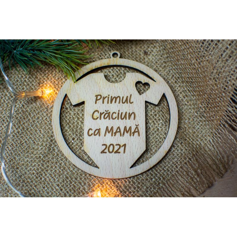 Casa si Gradina - Decoratiuni - Decoratiuni de sezon - Glob de Craciun HH903 din Lemn Model Primul Craciun ca mama - Infinity.ro