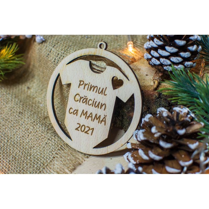 Casa si Gradina - Decoratiuni - Decoratiuni de sezon - Glob de Craciun HH903 din Lemn Model Primul Craciun ca mama - Infinity.ro