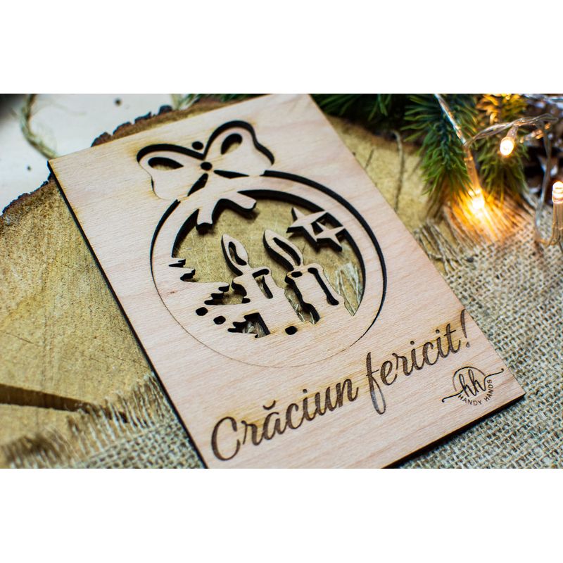 Casa si Gradina - Decoratiuni - Decoratiuni de sezon - Felicitare cu Glob de Craciun din lemn HH865 Personalizata Craciun Fericit Model Lumanare - Infinity.ro