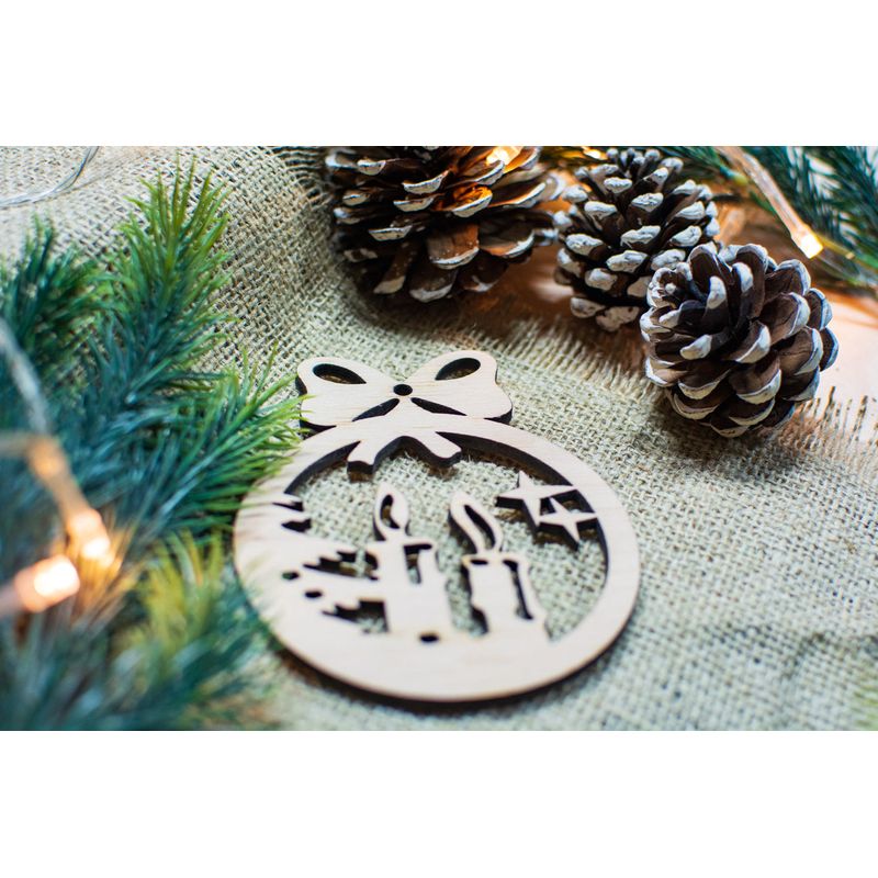Casa si Gradina - Decoratiuni - Decoratiuni de sezon - Felicitare cu Glob de Craciun din lemn HH865 Personalizata Craciun Fericit Model Lumanare - Infinity.ro