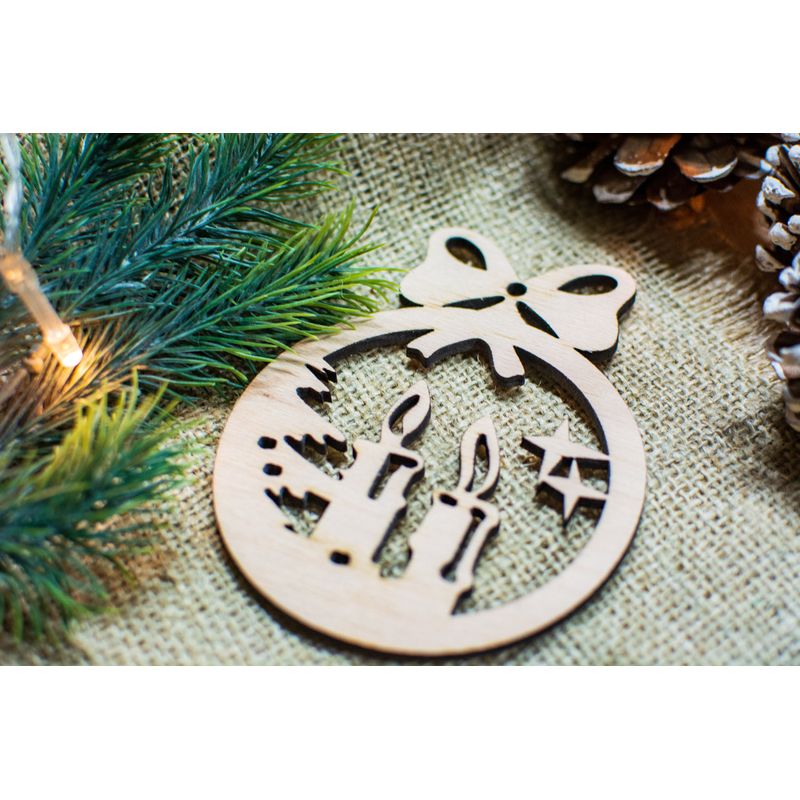 Casa si Gradina - Decoratiuni - Decoratiuni de sezon - Felicitare cu Glob de Craciun din lemn HH865 Personalizata Craciun Fericit Model Lumanare - Infinity.ro