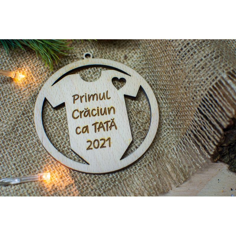 Casa si Gradina - Decoratiuni - Decoratiuni de sezon - Glob de Craciun HH904 din Lemn Model Primul Craciun ca tata - Infinity.ro