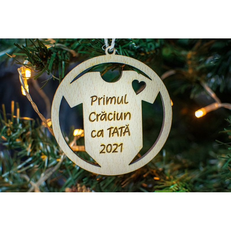 Casa si Gradina - Decoratiuni - Decoratiuni de sezon - Glob de Craciun HH904 din Lemn Model Primul Craciun ca tata - Infinity.ro