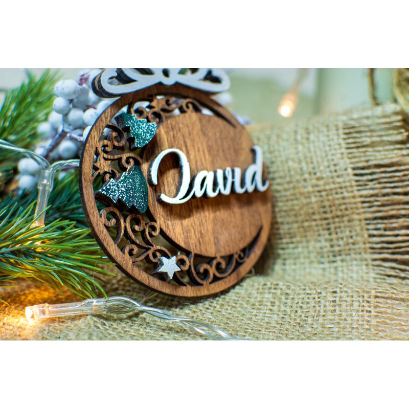 Casa si Gradina - Decoratiuni - Decoratiuni de sezon - Glob de Craciun cu Nume Personalizat HH905 din Lemn Model Brad de Craciun - Infinity.ro