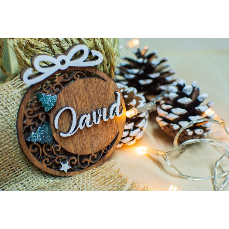 Casa si Gradina - Decoratiuni - Decoratiuni de sezon - Glob de Craciun cu Nume Personalizat HH905 din Lemn Model Brad de Craciun - Infinity.ro