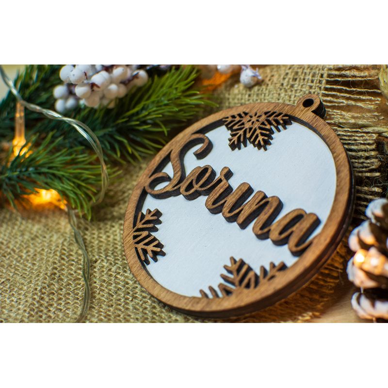 Casa si Gradina - Decoratiuni - Decoratiuni de sezon - Glob de Craciun cu Nume Personalizat HH906 din Lemn Model Fulg de Nea - Infinity.ro
