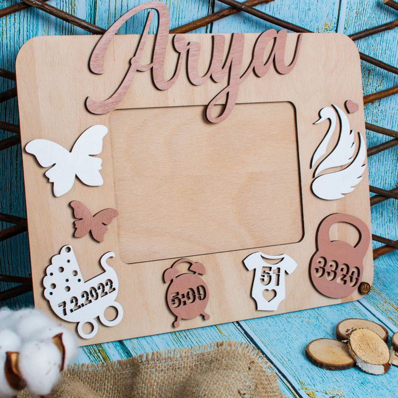Market - Cadouri - Rame si albume foto - Rama foto Personalizata din Lemn HH1557 cu Detaliile Nasterii Lebada 33x25 cm - Infinity.ro