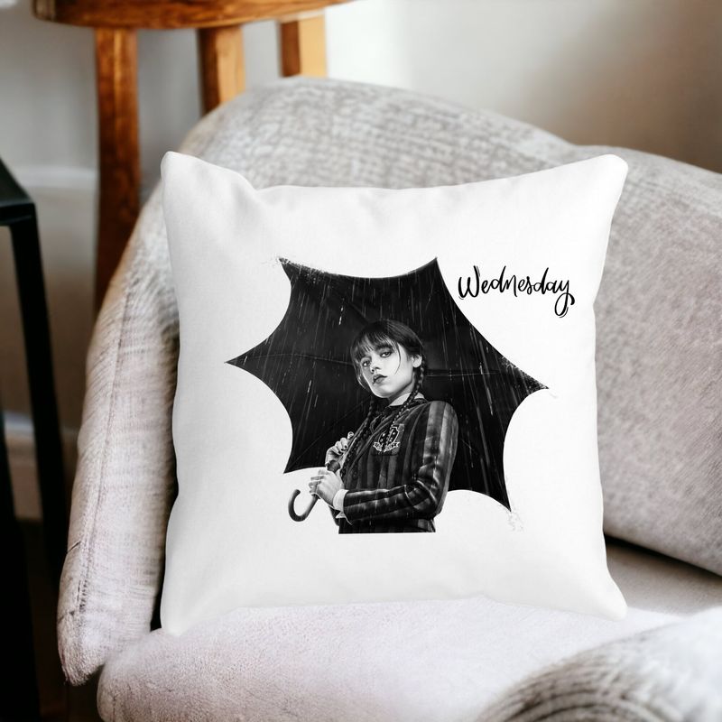 Casa si Gradina - Textile si covoare - Perne si pilote - Perne decorative - Perna Decorativa Wednesday Addams 3,40x40 cm, Alb mat, Husa Detasabila, Burduf - Infinity.ro
