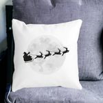 Casa si Gradina - Textile si covoare - Perne si pilote - Perne decorative - Perna Decorativa de Craciun Reni la Sanie, 40x40 cm, Alb mat, Husa Detasabila, Burduf - Infinity.ro