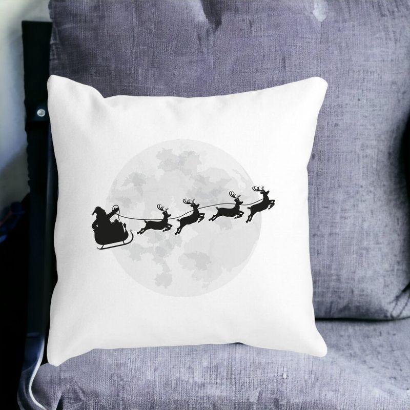 Casa si Gradina - Textile si covoare - Perne si pilote - Perne decorative - Perna Decorativa de Craciun Reni la Sanie, 40x40 cm, Alb mat, Husa Detasabila, Burduf - Infinity.ro