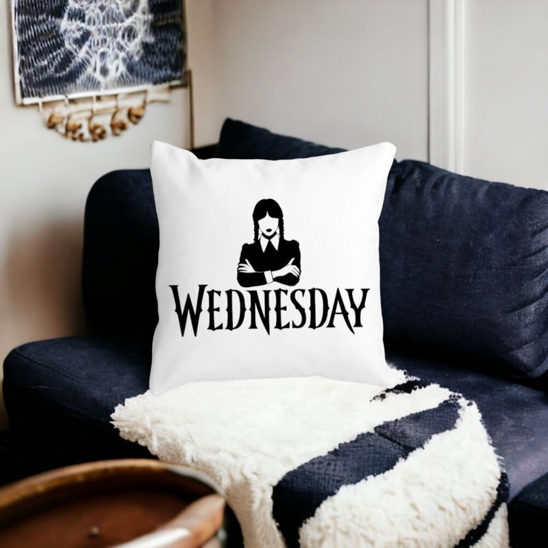 Casa si Gradina - Textile si covoare - Perne si pilote - Perne decorative - Perna Decorativa Wednesday Addams 4,40x40 cm, Alb mat, Husa Detasabila, Burduf - Infinity.ro