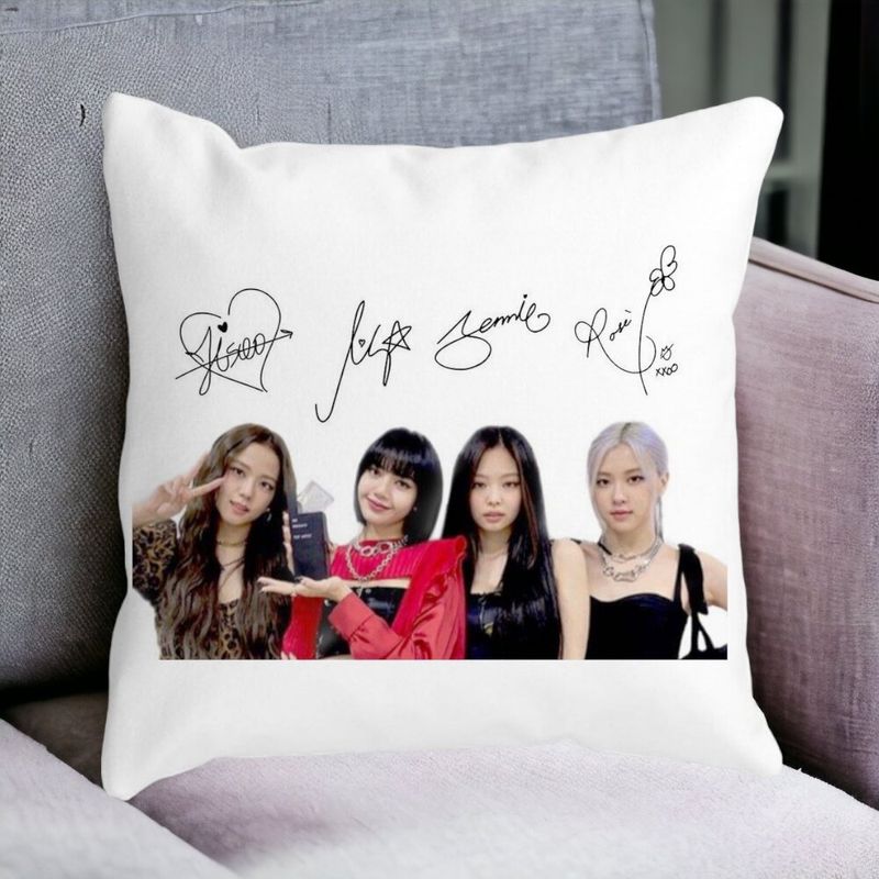 Casa si Gradina - Textile si covoare - Perne si pilote - Perne decorative - Perna Decorativa Patrata Blackpink K-POP semnaturi, 40x40 cm, Alb mat, Husa Detasabila, Burduf - Infinity.ro